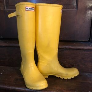 Hunter Rainboots size 7/8 Yellow w/ boot socks!
